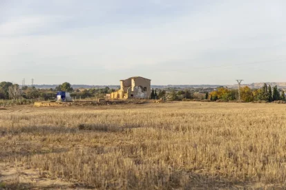 Parcel·la. La planta solar de la Caparrella es projecta en una parcel·la ubicada vora la bifurcació entre el camí dels Tres Pontets i el de les Creus de Setó. La finca, de 7,4 ha, està formada majoritàriament per terreny erm que queda dividit per una masia en la qual Lily Brick va pintar un mural. - JORDI ECHEVARRIA