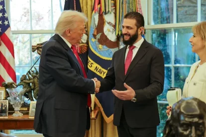 Donald Trump saluda a la Casa Blanca el seu homòleg sirià, Ahmed al-Sharaa. - PRESIDÈNCIA DE SÍRIA A X