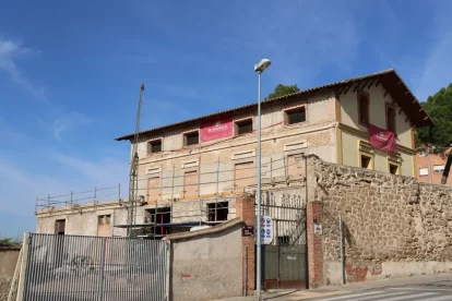 L’històric edifici modernista està situat al carrer Llibertat, al barri del Secà. - AMADO FORROLLA