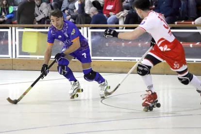 Miguélez condueix un atac llistat defensat pel madrileny Sergio Martín. - JAVIER VAN HOVE