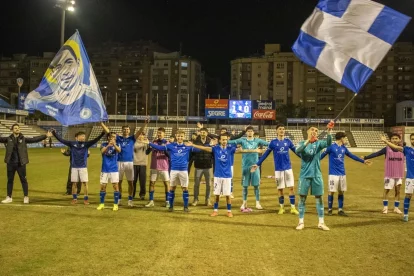 Jugadors del Lleida celebren la seua victòria davant de la Muntanyenca diumenge en el Camp d’Esports. - ÀLEX SAMPER