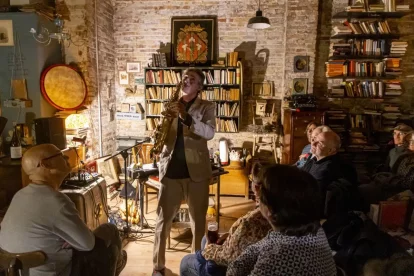 José Luis Gutiérrez va interpretar ahir a La Sabateria el seu variat i eclèctic repertori utilitzant diferents instruments. - JORDI ECHEVARRIA