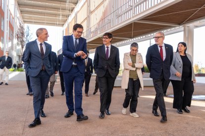 El president de la Generalitat, Salvador Illa; el ministre Óscar López, y la consellera Olga Pané, abans de la firma del conveni, acompanyats per l'alcalde de Lleida, la delegada de la Generalitat a Lleida i el subdelegat del govern espanyol.