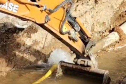 Tallat el subministrament d'aigua a Bellpuig pel trencament d'una canonada