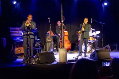 El directe d’aquests prestigiosos músics va fer vibrar ahir el Cafè del Teatre de Lleida. - JORDI ECHEVARRIA