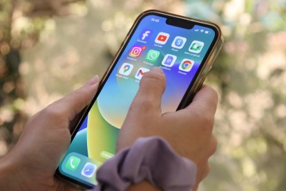 Una usuària amb un telèfon mòbil intel·ligent.