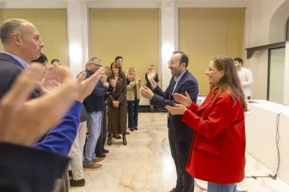 La portaveu del PP al Congrés, Ester Muñoz, i el líder provincial, Xavi Palau, ahir abans de l’acte. - JORDI ECHEVARRIA