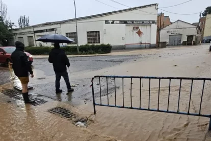 L’avinguda Catalunya inundada arran d’una forta tempesta. - A. CASTELLÓ DE FARFANYA
