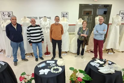 Membres de la junta del Casal Germanor que han preparat l’exposició de vestits de núvia. - E. FARNELL