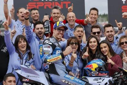 Àlex Márquez celebra el triomf en l’esprint amb els membres de l’equip Gresini. - EFE