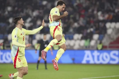 Mikel Oyarzabal, davant de Fabián Ruiz, celebra un dels gols. - EFE/EPA/DAVID MDZINARISHVILI