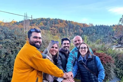 Nous veïns i interessats a mudar-se a Vilaller, amb l’alcaldessa de la localitat.