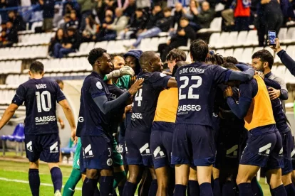 Els jugadors de l’Atlètic Lleida s’uneixen per celebrar el 3-2. - INGRID SEGURA