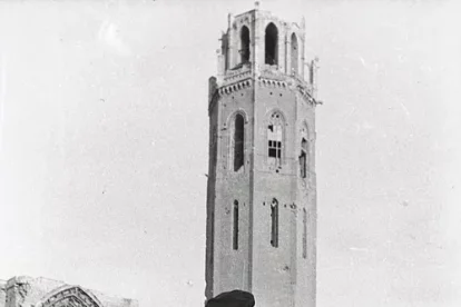 Expectació i incertesa. Moltes persones van celebrar la mort de Franco amb cava, en privat, mentre s’obria un període d’incertesa. Un recent baròmetre del CIS apunta que el 21,3% dels espanyols creu que els anys de la dictadura van ser bons o molt bons per a Espanya. - FONS GÓMEZ VIDAL/ARXIU FOTOGRÀFIC IEI