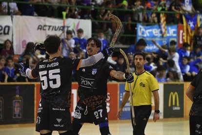 Nico Ojeda i Fabri Ciocale celebren un dels gols que el Llista va marcar ahir al Barça. - SANTI IGLESIAS