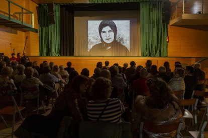 Desenes de veïns de la Granja d’Escarp van assistir al centre cívic a la projecció de l’entrevista inèdita a Dolors Coït. - JORDI ECHEVARRIA