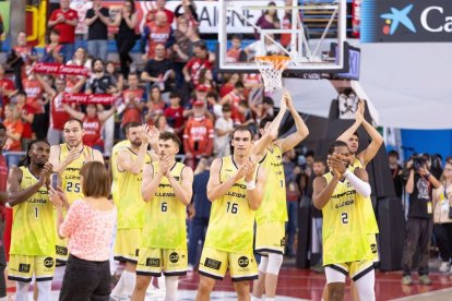 Els jugadors de l’Hiopos, amb gest contrariat, agraeixen el suport de l’afició desplaçada. - JAVI ENJUANES