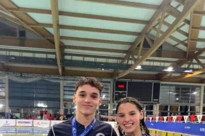 Jordi i Emma Carrasco mostren les medalles.