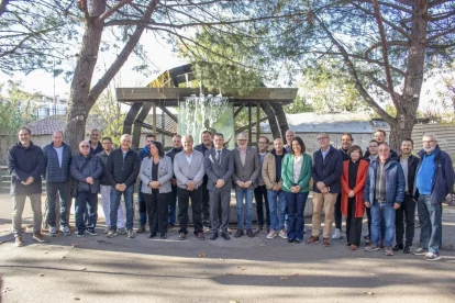 Ordeig i l’alcalde de Lleida, Fèlix Larrosa, ahir amb regants del canal de Pinyana. - ÀLEX SAMPER