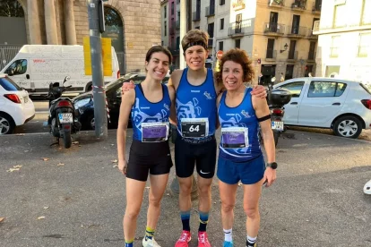 Alba Bellostas, Roc Bellostas i Emma Carreras, en la Cursa de Bombers de Barcelona la setmana anterior.