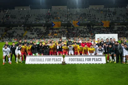 Els jugadors i tècnics de Catalunya i Palestina van posar junts amb el trofeu després del partit. - FCF