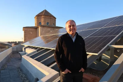 Jordi Calvís, al terrat de la seu consistorial, dotat amb plaques solars. - J.GÓMEZ