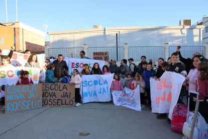 La protesta de famílies, nens i consistori es va fer a les 8.50 a l’entrada a les classes. - AMADO FORROLLA