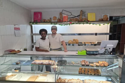 Lydia i Adrià, a la fleca Pont de Sucre del carrer Riu Ebre. - SCD