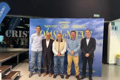 Membres de Baqueira, ahir amb autoritats en la presentació a la Llotja. - M. CODINAS