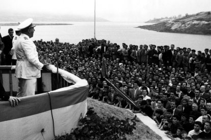 Imagen datada en Arroyo (Santander) el 6-8-1952.- Franco inaugura el pantano el Ebro situado en la cabecera del río, y cuyas instalaciones hidráulicas se encuentran enclavadas en las inmediaciones de Arroyo a 12 kilómetros de Reinosa.