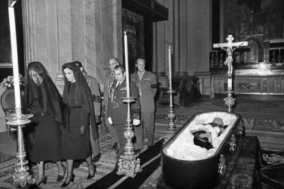 Carmen Polo  i la seua filla, a la missa ‘corpore insepulto’ per Francisco Franco al Palau d’El Pardo. - EFE