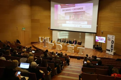 L’auditori del campus de Cappont de la UdL va acollir ahir la conferència inaugural. - AMADO FORROLLA