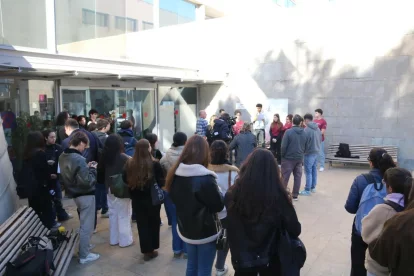 Els estudiants de Medicina van protestar ahir contra un trasllat obligatori a Igualada per als últims cursos. - ALBA MOR/ACN