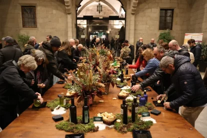 Els assistents a l’acte van poder tastar els olis que formen part de la DOP. - AMADO FORROLLA