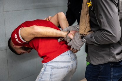 Detenció policial d'un sospitós en el marc del dispositiu 'Kanpai'.