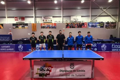 Els dos equips abans del partit.