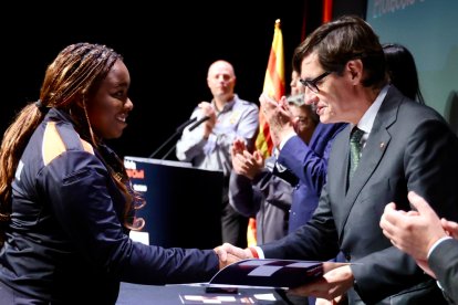 Salvador Illa lliurant un dels reconeixements.