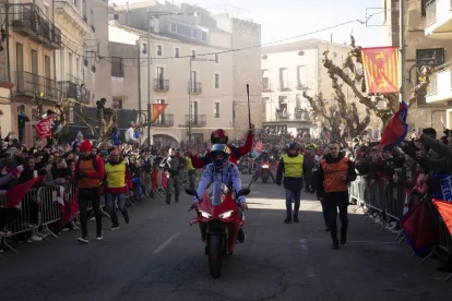 Marc i Àlex, amb la ministra Pilar Alegría i l’alcalde Jan Pomés al balcó de la Paeria. - PAU PASCUAL