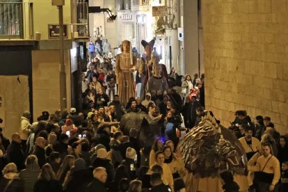 El moment en què la desfilada del bestiari festiu va arribar ahir a la plaça de la Catedral. - AMADO FORROLLA