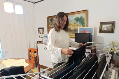 Un home estenent la roba en un domicili de Lleida. - S.E.