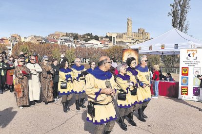 Un momento del taller de Moros y Cristianos que amenizó la fira.
