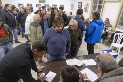 La reunió dels regants i la votació es va portar a terme en una sala de l’ajuntament dels Alamús. - JORDI ECHEVARRIA