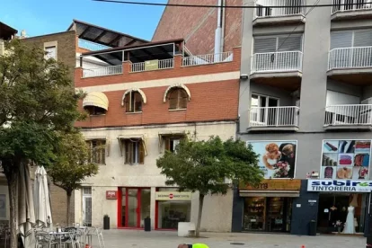 Els treballs de reparació de rajoles a la plaça Pla d’Urgell. - A. MOLLERUSSA