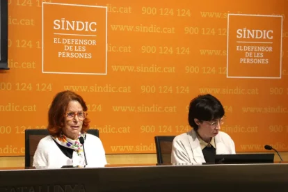 Imatge de la síndica, Esther Giménez-Salinas (esquerra). - ACN