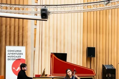 Laia Terré, amb el clavecinista Lorenzo Rupil, en la seua actuació en el concurs estatal de Música Antiga. - JM ESPAÑA