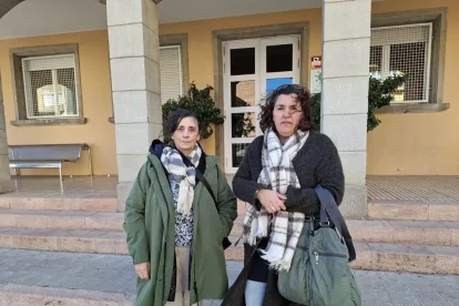 La presidenta de l’AFA i la vocal de l’entitat ahir davant de l’Institut Ciutat de Balaguer. - E. FARNELL