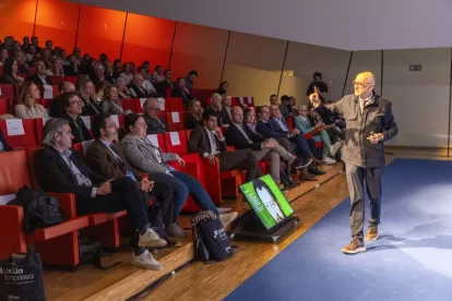 Un moment de la conferència oferta per Xavi Marcet durant l’esdeveniment. - JORDI ECHEVARRIA