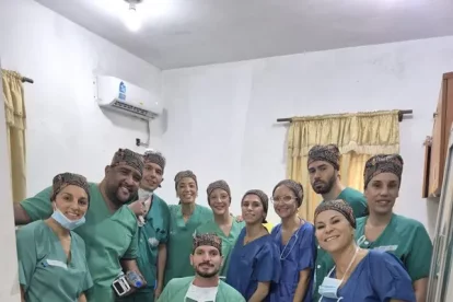 Les sanitàries Rocío Gutiérrez i Laia Ribelles (quarta i cinquena per l’esq.), amb la resta de l’equip.