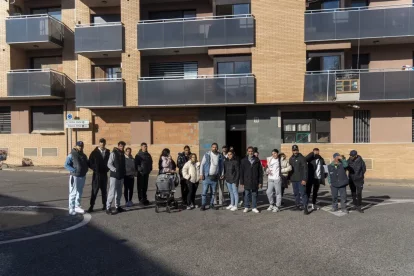 Part dels habitants del bloc de pisos del carrer Santiago Rusiñol que van participar al migdia en la protesta. - PAU PASCUAL PRAT