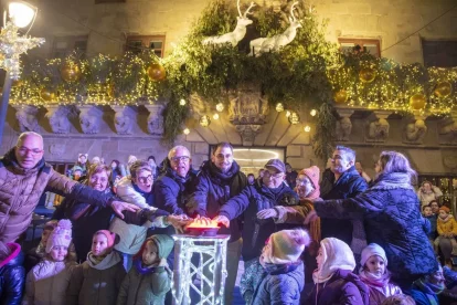 Compte enrere de l’alcalde i dels regidors amb nens de la Coral Infantil Nova Cervera. - LAIA PEDRÓS